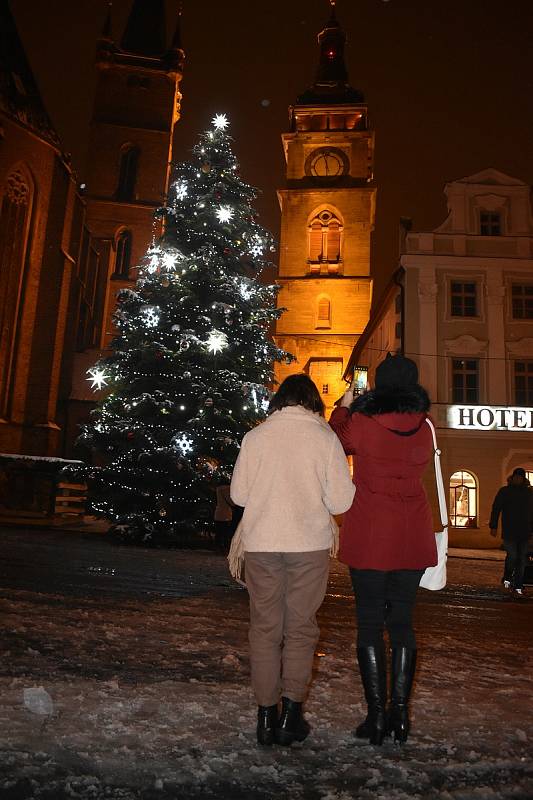 Vánoční jedle na hradeckém Velkém náměstí přilákala stovky lidí.