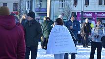 Volání po svobodě se v sobotu odpoledne neslo Hradcem Králové, kde se konala demonstrace odpůrců protiepidemických opatření. Na náměstí 28. října se jich odhadem sešlo více než šest stovek.