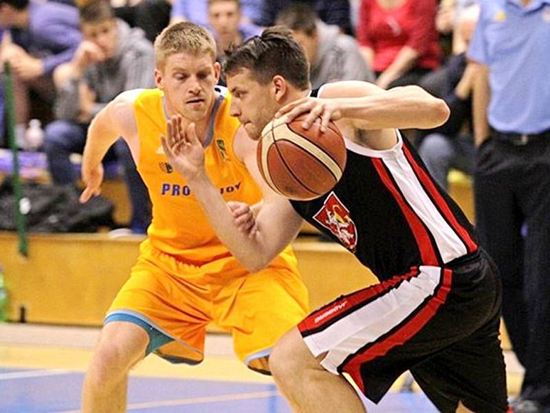 Baráž o Kooperativa Národní basketbalovou ligu: Prostějov - Hradec Králové.