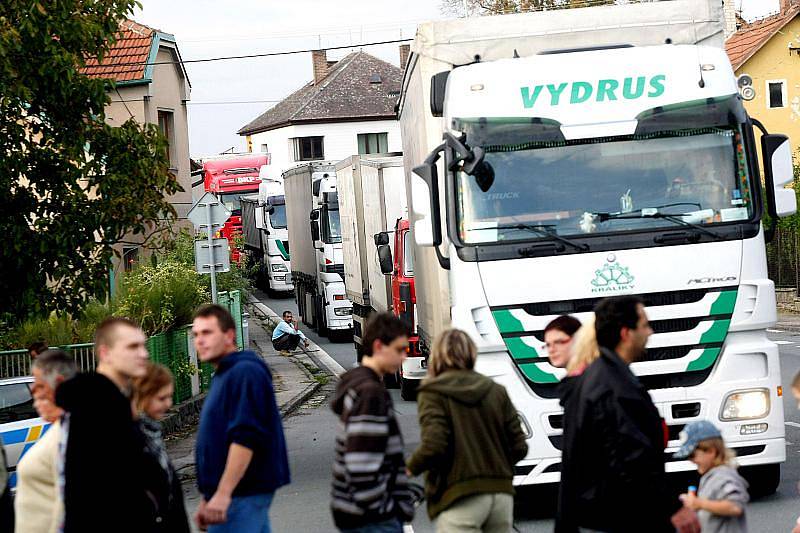 Čtyři desítky lidí zablokovaly jeden z přechodů přes hlavní silnici v Novém Městě.