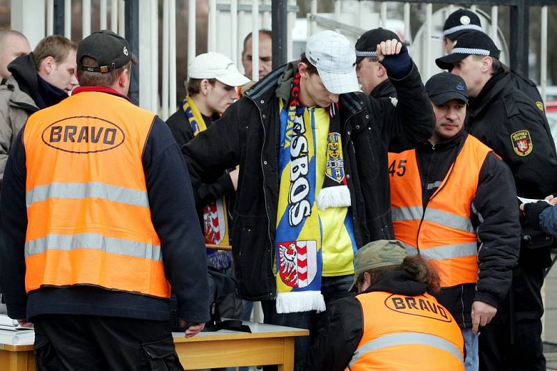 Městská policie kontrolovala opavské fanoušky při vsutupu na stadion.