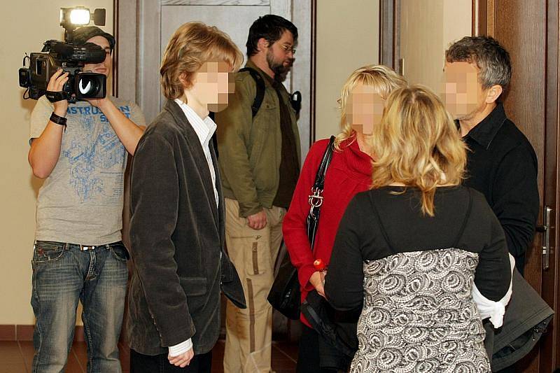 Krajský soud v Hradci Králové 16. října uložil mladíkovi, který plánoval bombový útok na školu v Novém Bydžově, podmíněný trest 14 měsíců se zkušební dobou dva roky. Mladík unikl až pětiletému trestu odnětí svobody.