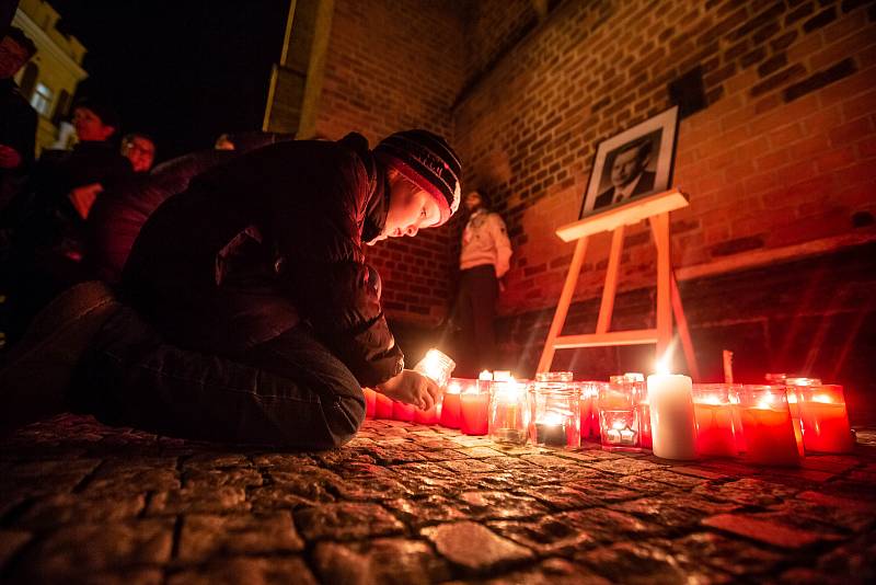 V univerzitním kampusu v Hradci Králové bylo pojemnované náměstí Václava Havla, následně svíčkový průvod vyrazil na Pivovarské náměstí. Po cestě účastníci položili svíčky k obrazu Václava Havla.