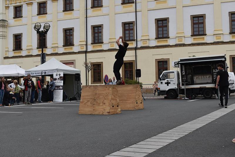 Velké náměstí v neděli odpoledne ožilo uměním.