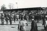 Diváci vstupující na stadion provizorní branou 1966.