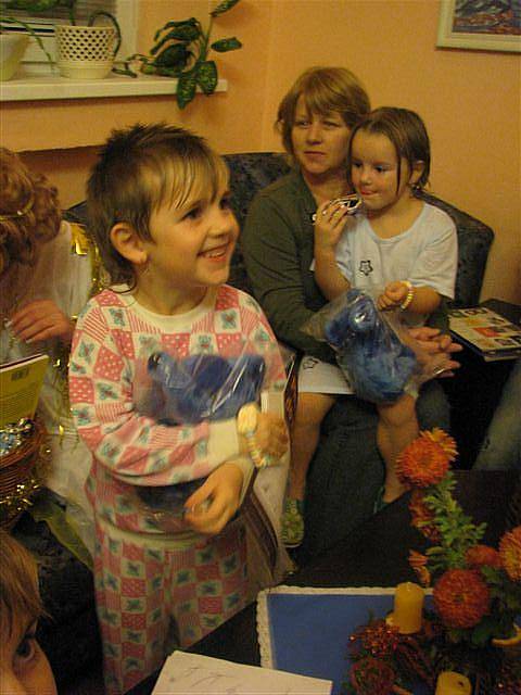 Dvojitou porci sladkostí a drobných dárků si užily děti s nachanického domova. Mikuláš přišel se dvěma anděli.