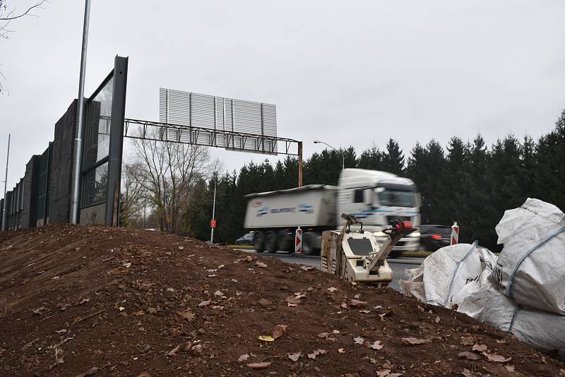 Výpadovka z Hradce Králové na Pardubice se opět uvolní. Protihlukové stěny jsou hotové.