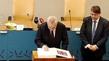 Prezident Miloš Zeman podepisuje pamětní knihu Královéhradeckého kraje.