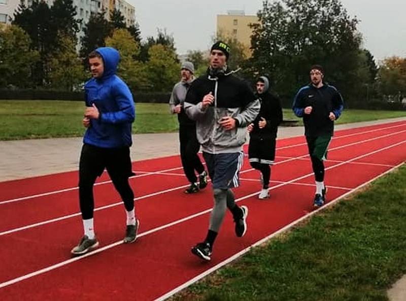 DŘINA VENKU. Basketbalisté Hradce Králové v době koronapauzy nemohou do haly, tak se alespoň udržují v kondici a pohybovém rytmu na sportovištích pod širým nebem. Foto: Královští sokoli