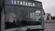 Řízení autobusu si ve čtvrtek vyzkoušelo více než 20 zájemců.