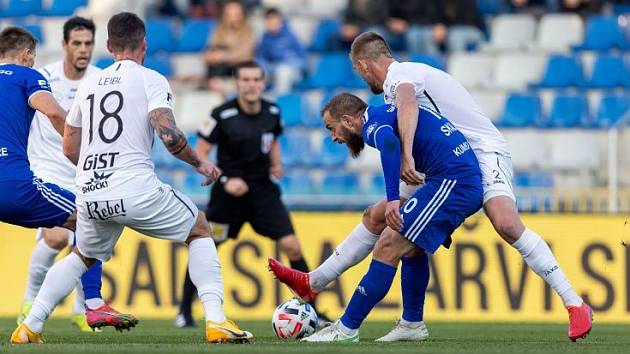 Jakub Rada (první Votrok zleva) v utkání s Mladou Boleslaví vyrovnával na 1:1.