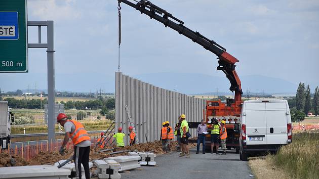 Na konci června začalo budování nových protihlukových stěn na D11 u Hradce Králové. Hotovo má být do 22. srpna.