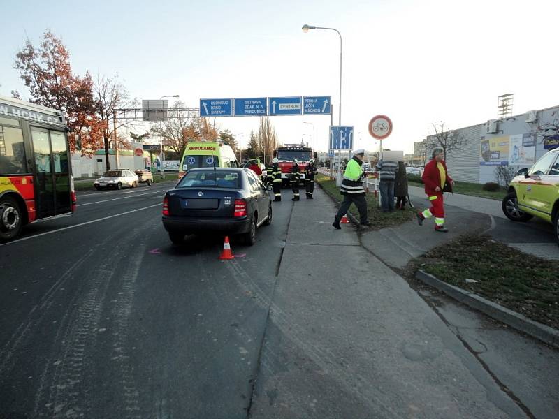 Střet osobního automobilu s cyklistou v ulici Akademika Bedrny v Hradci Králové.