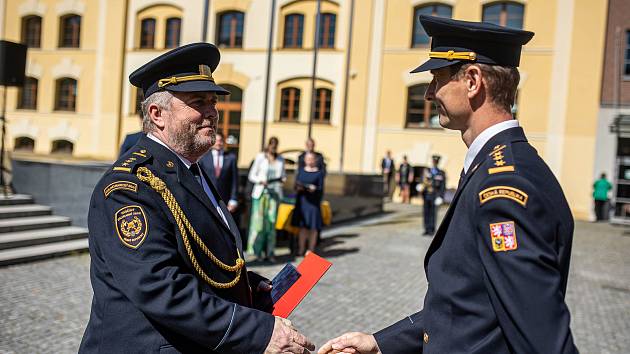 Devatenáct hasičů z Královéhradeckého kraje převzalo od ředitele HZS KHK a hejtmana Martina Červíčka ocenění za zásluhy a věrnost.