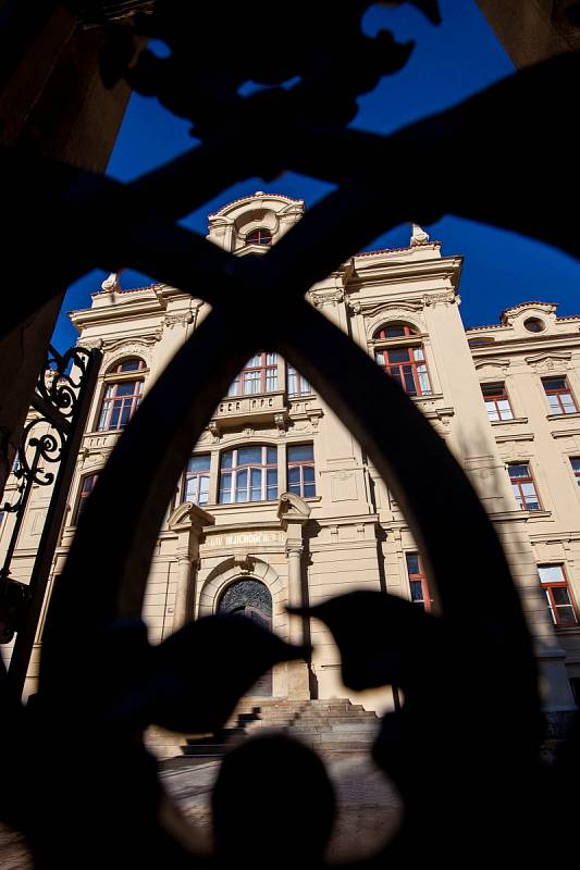 Královéhradecké Rudolfinum, dříve ústav hluchoněmých, sídlo obchodní akademie na Pospíšilově třídě.