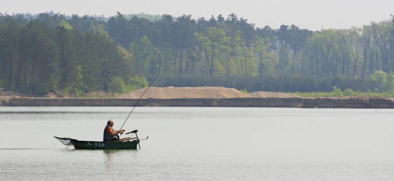 Rybářská soutěž s názvem Top Secret Carp Cup u jezera Štít.