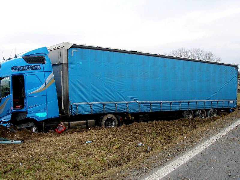 Smrtelná nehoda na silnici I. třídy č. 11 mezi Hřibskem a Vlčkovicemi na Královéhradecku.