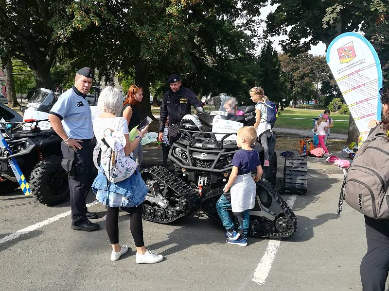 Na Bezpečné nábřeží dorazily tisíce návštěvníků. Dopoledne převládaly hlavní školní skupiny.