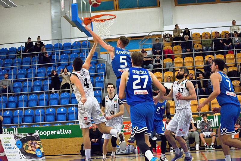 Český pohár: Královští sokoli Hradec Králové (v bílém) - USK Praha 95:80