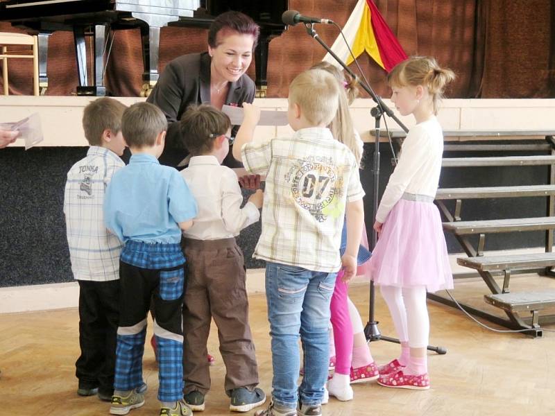 Děti z mateřské školy v hradecké Štefánikově ulici na pěvecké soutěži XXXII. Hradecký slavík.