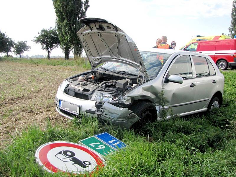 Dopravní nehoda na silnici I/11 u odbočky na Vlčkovice.