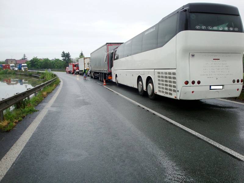 Dopravní nehoda nákladního vozidla a autobusu mezi obcemi Černožice a Holohlavy.