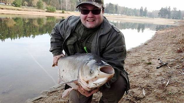 Pavel Veverka se svým rybářským úlovkem - metrovým tolstolobikem.