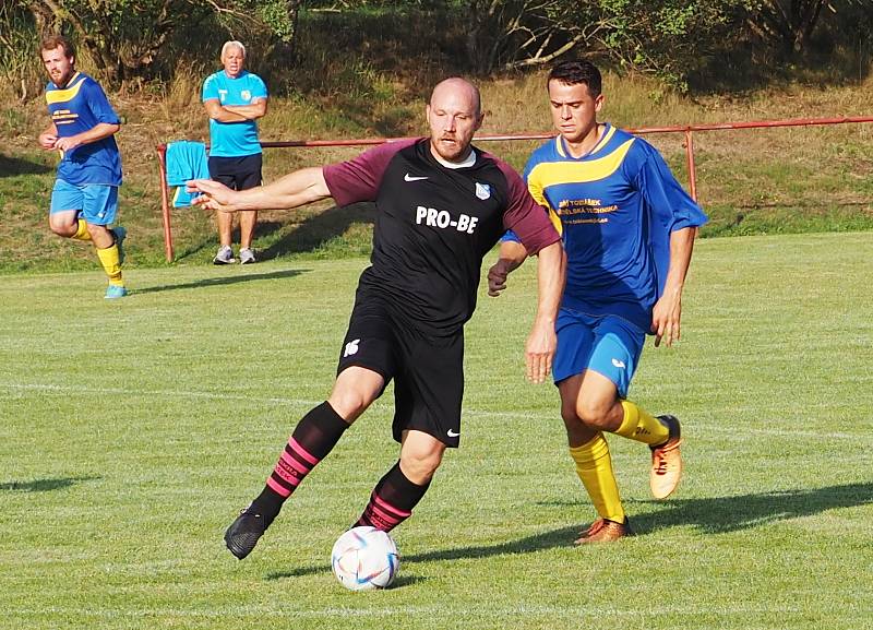 ŠLÁGR OKRESNÍHO PŘEBORU. Fotbalisté Prasku (v tmavém)  v souboji o čelo tabulky porazili Roudnici B 1:0.