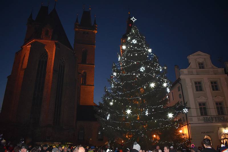 První adventní neděli si užily hlavně rodiny s dětmi v Hradci Králové, kde se smrky ztepilé rozsvítily ve vánočním hávu na Velkém a Masarykově náměstí.