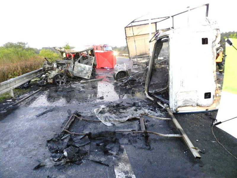 Tragická nehoda s následným požárem uzavřela hradeckou dálnici.