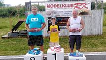 Členové kroužku RC Auta při DDM Třebechovice pod Orebem na 6. závodě seriálu Speed Challenge v Solnici.