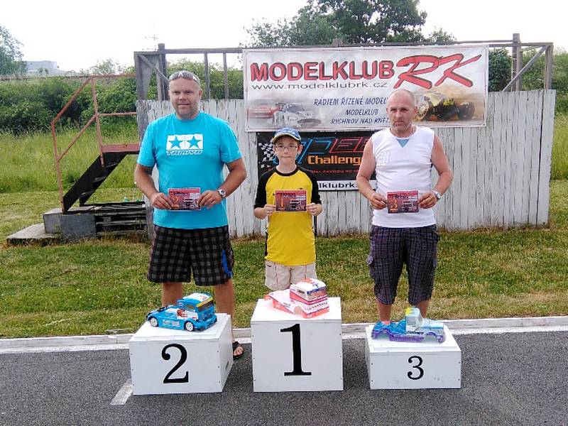 Členové kroužku RC Auta při DDM Třebechovice pod Orebem na 6. závodě seriálu Speed Challenge v Solnici.