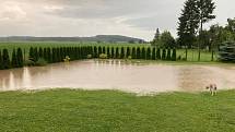 Voda z polí zaplavila Chudeřice.