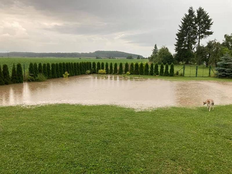 Voda z polí zaplavila Chudeřice.