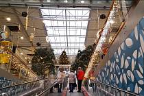 Hradecká obchodní centra se oblékla do vánoční výzdoby.