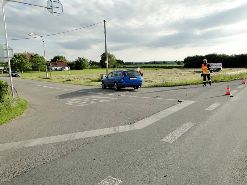 Dopravní nehoda dvou osobních automobilů na silnici I/11 u odbočky na Lhotu pod Libčany.