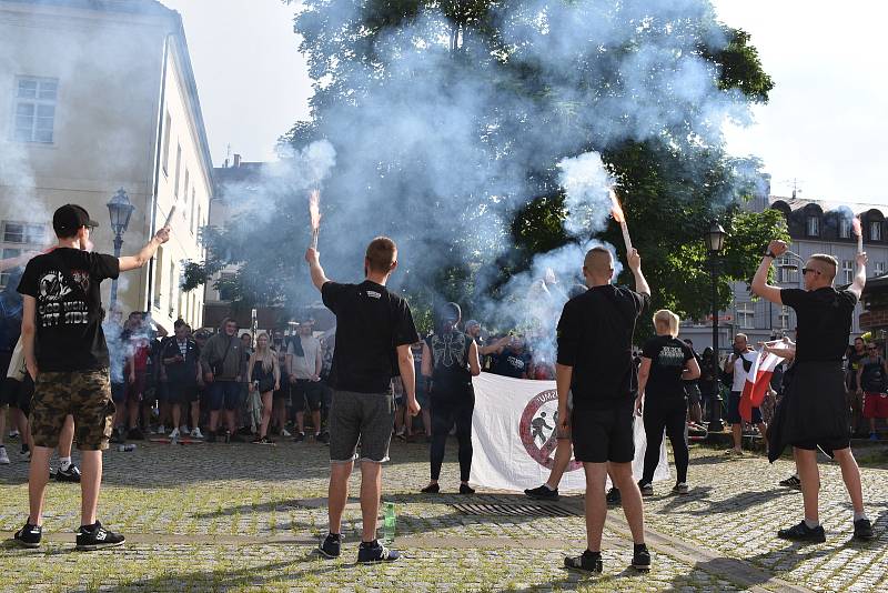 Asi 150 lidí se sešlo na pochodu, kterým podpořili svého těžce zraněného kamaráda. Na klidný průběh dohlíželi desítky policistů včetně dvou členů antikonfliktního týmu.