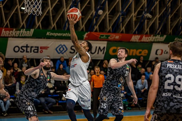 NH Ostrava (v bílém) - Královští sokoli Hradec Králové 83:68