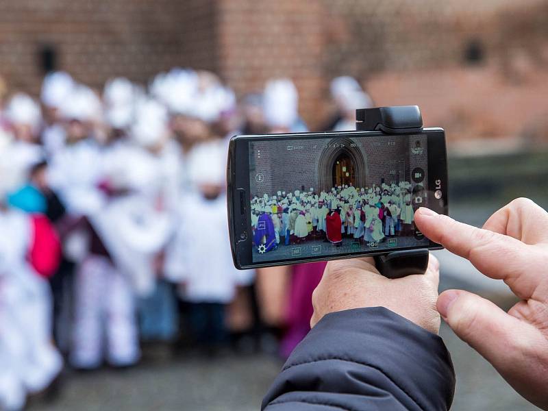 Tříkrálovká sbírka v Hradci Králové: V katedrále svatého Ducha požehnal všem koledníkům biskup Jan Vokál.