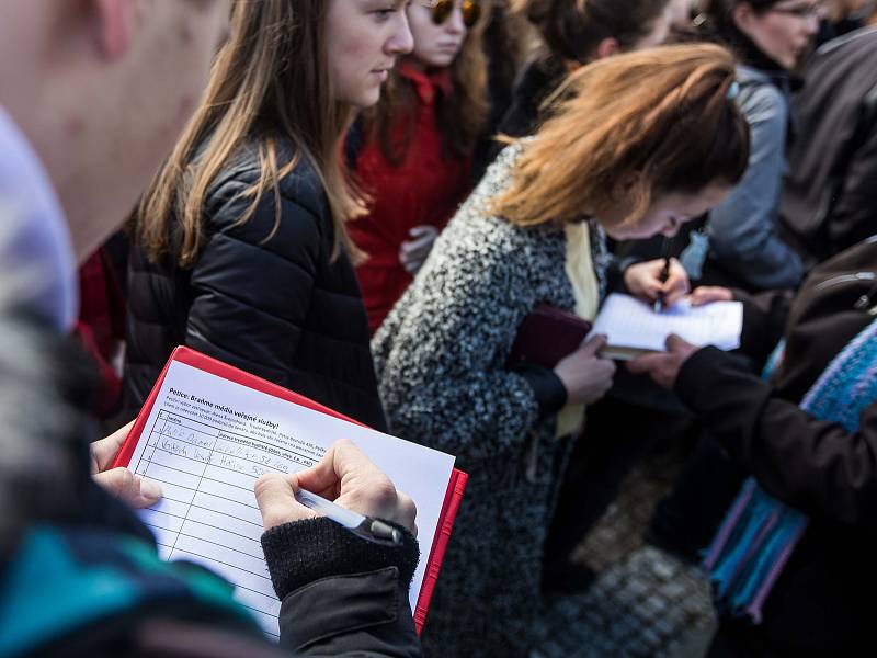 #Vyjdi ven - výstražná stávka studentů na obranu ústavních a společenských zvyklostí a hodnot na Masarykově náměstí v Hradci Králové.