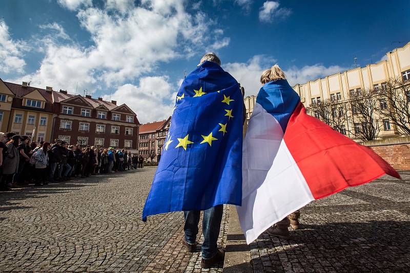 #Vyjdi ven - výstražná stávka studentů na obranu ústavních a společenských zvyklostí a hodnot na Masarykově náměstí v Hradci Králové.