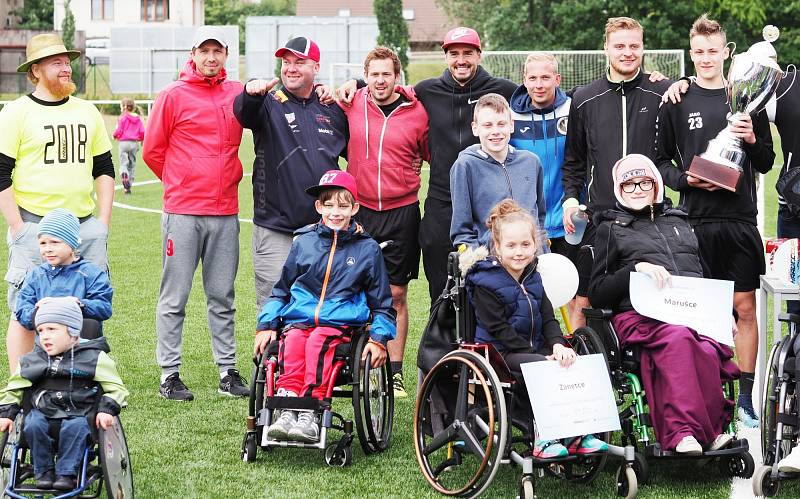 Nebeský člověk Michael Nebeský dává radost dětem s handicapem. Přispívají i sportovci Hronek, Koubek či Vémola