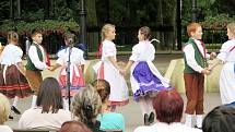 Mezinárodní folklorní festival v královéhradeckých Jiráskových sadech.