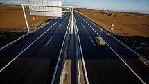 Nových 22 kilometrů dálnice D11 kolem Hradce Králové až k Jaroměři mohou od pátku využívat řidiči.
