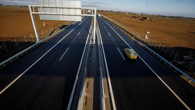 Nových 22 kilometrů dálnice D11 kolem Hradce Králové až k Jaroměři mohou od pátku využívat řidiči.