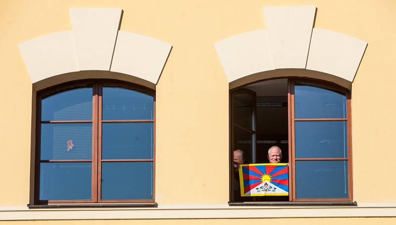 Vlajka pro Tibet na Pivovarském náměstí v Hradci Králové.