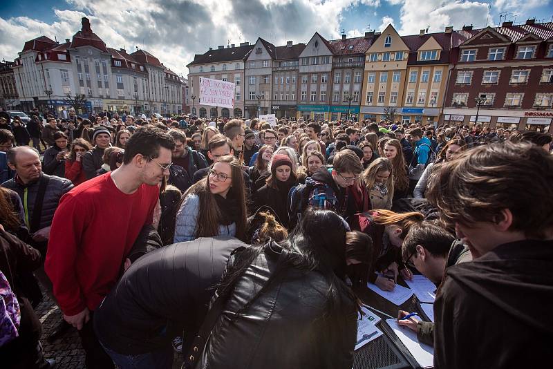 #Vyjdi ven - výstražná stávka studentů na obranu ústavních a společenských zvyklostí a hodnot na Masarykově náměstí v Hradci Králové.