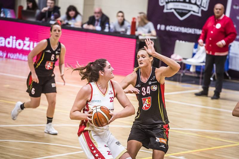 Stříbro hradeckých basketbalistek. Lvice prvenství neobhájily.