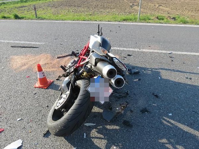 Řidič přehlédl motorkáře, ten se následně zřítil k zemi.