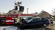 Střet osobního automobilu s vlakem na železničním přejezdu v hradecké Kuklenské ulici.